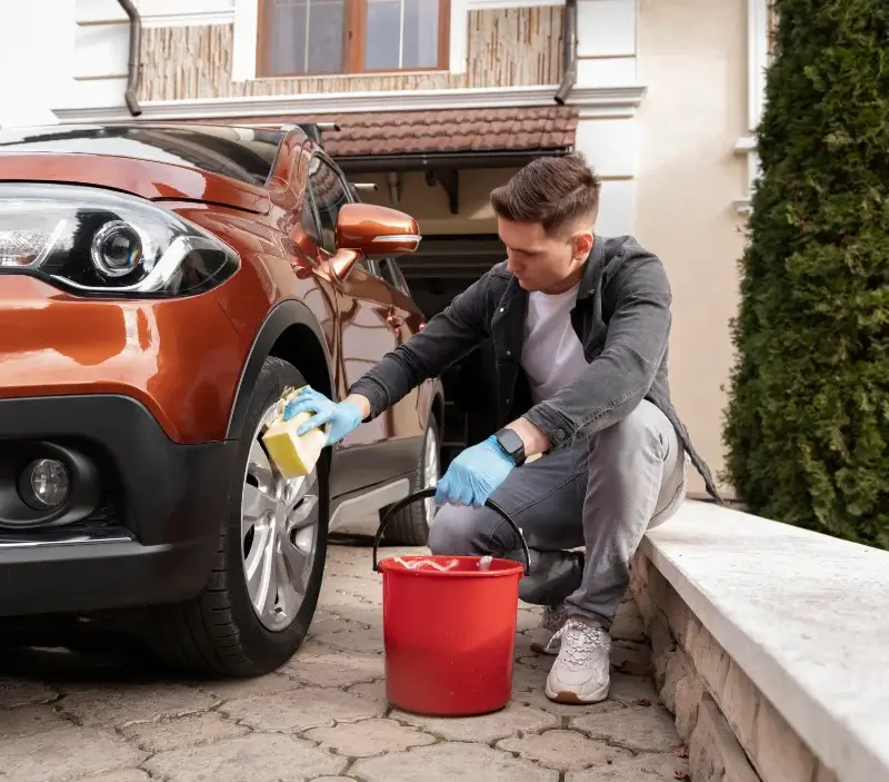 Lavage auto à domicile Sanssat : professionnel intervenant sur un véhicule